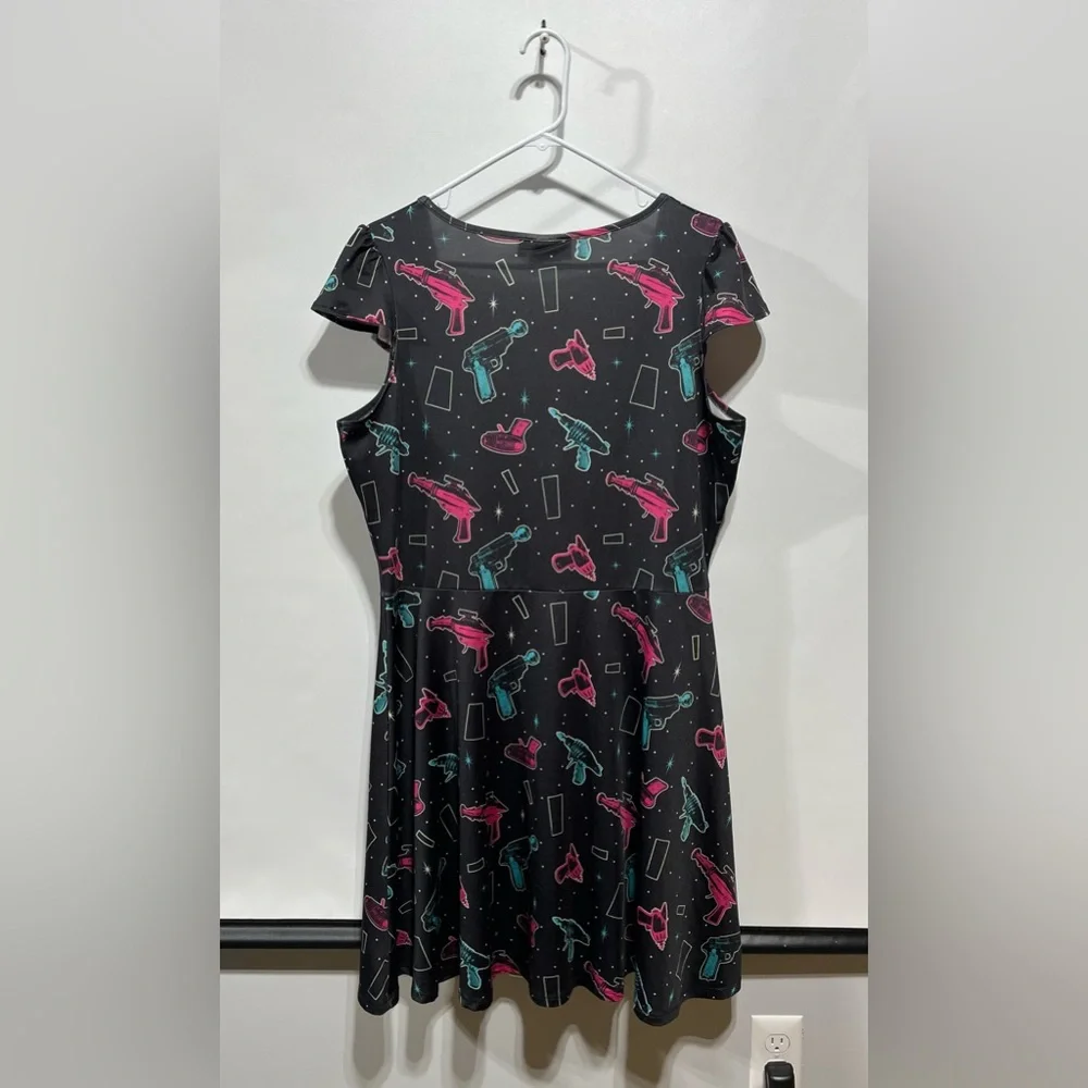 Sourpuss black dress featuring a pink and blue retro ray gun print Size XXL - Picture 2 of 6